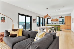 Smart TV, computer monitors