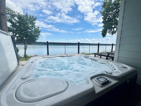 Terrace/patio. Hot tub on water, 5min HITS, 20mi to Hunter skiing