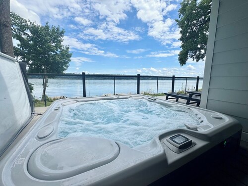 Hot tub on water, 5min HITS, 20mi to Hunter skiing