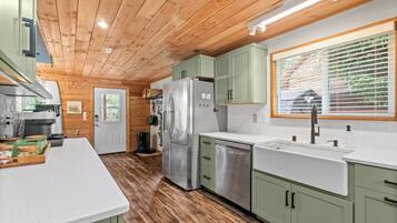 Microondas, horno, parrilla de estufa y lavavajillas