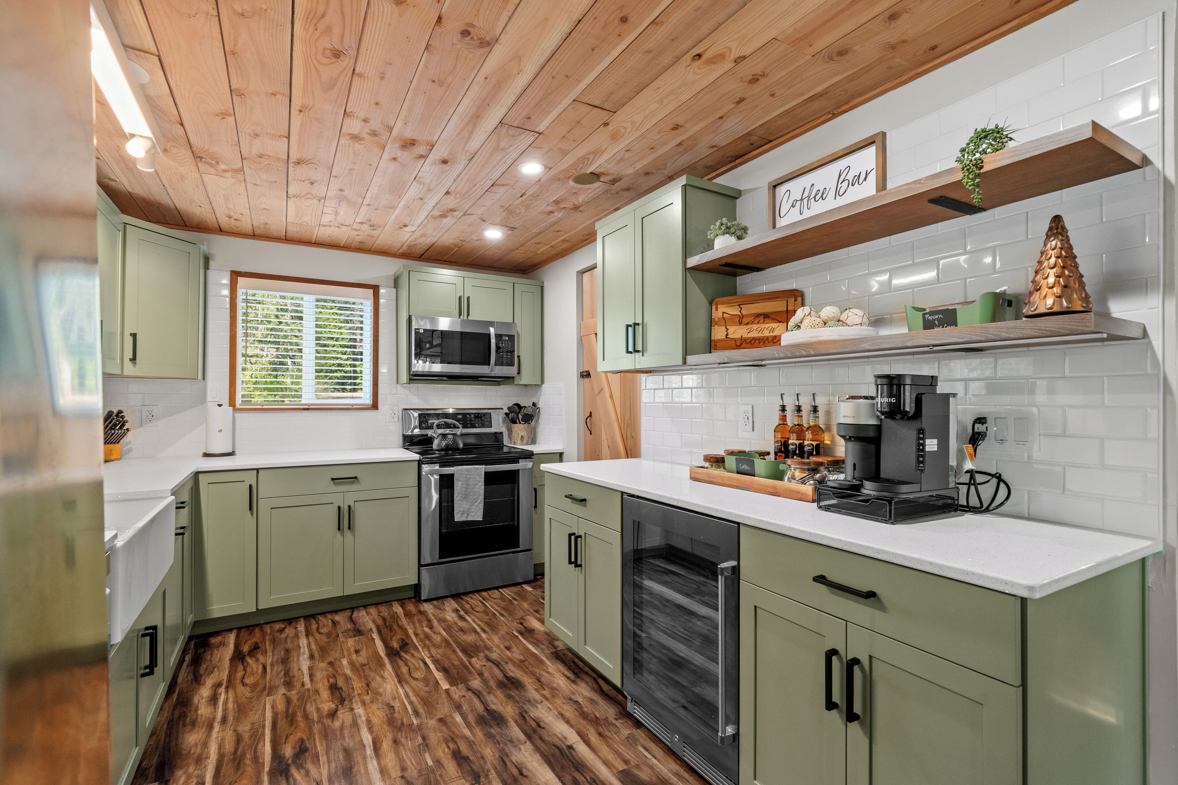 Microondas, horno, parrilla de estufa y lavavajillas 