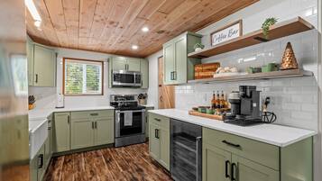 Microondas, horno, parrilla de estufa y lavavajillas