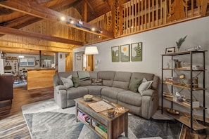 Smart TV, fireplace - Riverfront Luxury Cabin-Hot Tub-EV-Deluxe Kitchen-WiFi (Ashford)