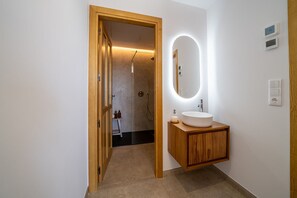 Shower, hair dryer, bidet, towels - OSTALEA Boutique Rural House with Jacuzzi, near the beach and medieval villages. (Vilanova d'Alcolea)