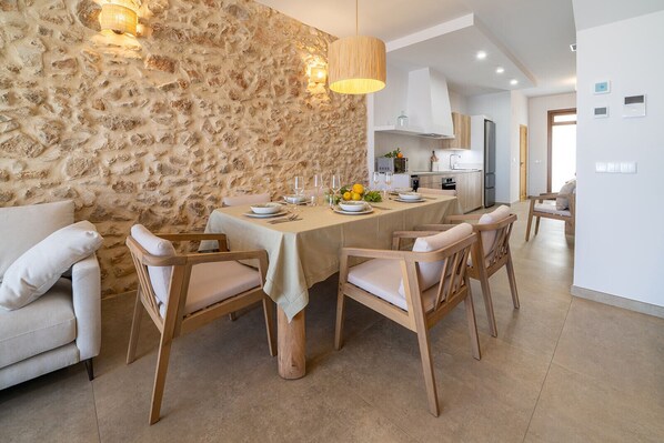 Dining - OSTALEA Boutique Rural House with Jacuzzi, near the beach and medieval villages. (Vilanova d'Alcolea)