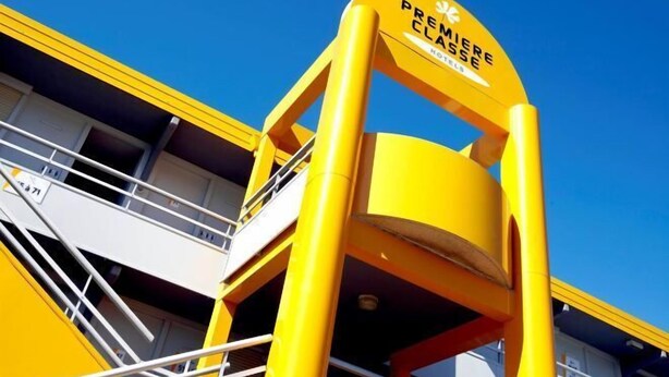 A yellow structure with a sign reading "PREMIERE CLASSE HOTEL." - Premiere Classe Montelimar - les Tourettes (Les Tourrettes)