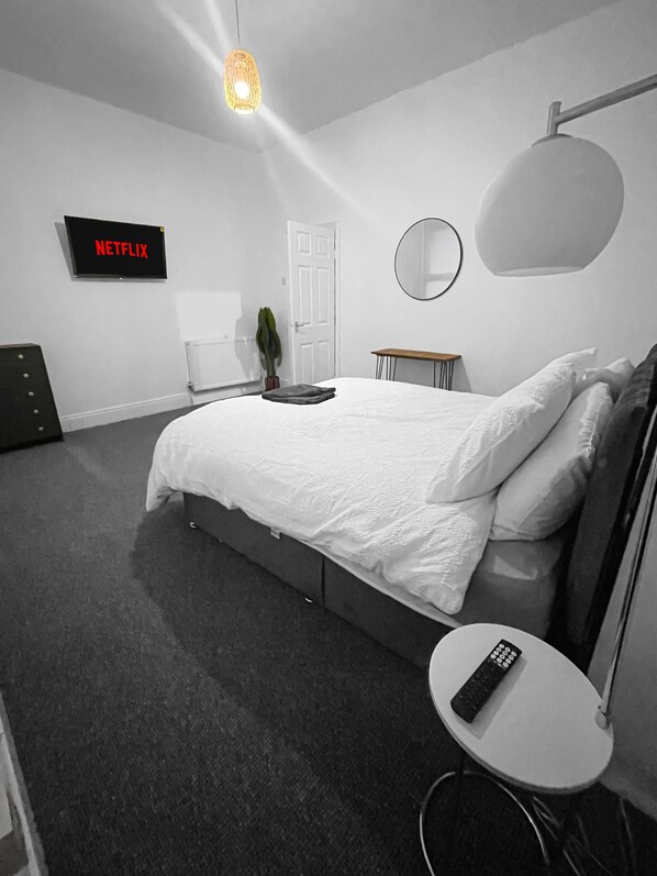 4 bedrooms, iron/ironing board, internet, bed sheets