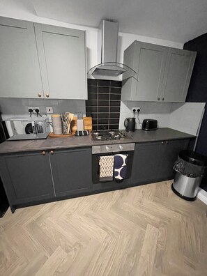 Kühlschrank, Mikrowelle, Ofen, Herdplatte