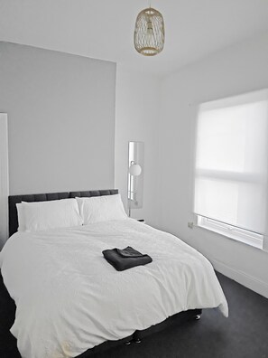 4 bedrooms, iron/ironing board, internet, bed sheets