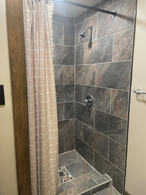 Douche, sèche-cheveux, serviettes fournies, savon
