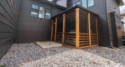 Spacious 5-Bedroom home w/ Free Parking, Rooftop Deck 5 minutes from DT Atlanta
