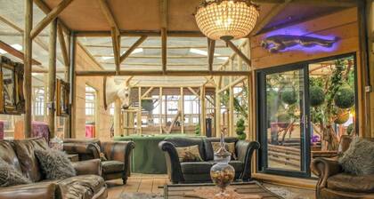 NEW Couples Hideaway | Puppy Lounge & Horse Views