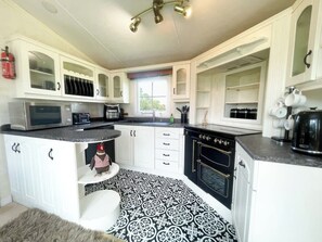 雪櫃、微波爐、焗爐、爐具