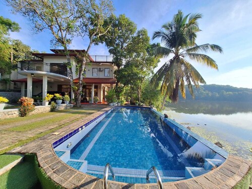MyH-LAKE Front PVT Serviced VILLA with STAFF, Free Breakfast, 40 min Capital