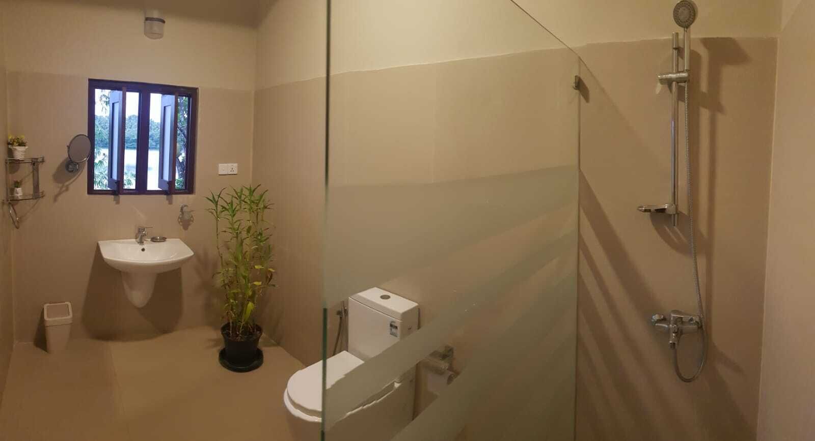 Een douche, een haardroger, een bidet, handdoeken
