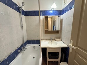 Hårtørrer, håndklæder