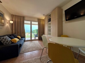 Living area - Air-conditioned apartment with pool and garden, at the entrance to the Gulf of St Tropez! (Roquebrune-sur-Argens)