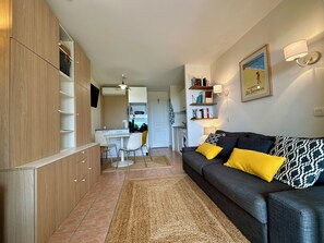 Living area - Air-conditioned apartment with pool and garden, at the entrance to the Gulf of St Tropez! (Roquebrune-sur-Argens)