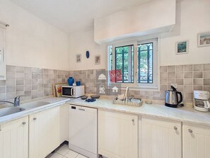 Kühlschrank, Mikrowelle, Ofen, Geschirrspüler