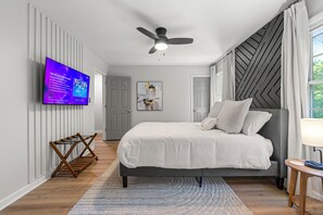 2 bedrooms, iron/ironing board, bed sheets - The Urban Nook - Stylish & Serene Escape (Marietta)