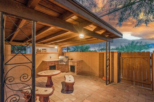 Serene 3BR retreat with Catalina Mountain views, shaded gazebo, BBQ grill & dog-friendly backyard.