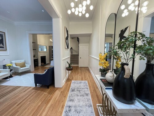 Spacious 5-bdrm house w/ WiFi, AC, and Laundry in charming MT. Vernon Baltimore