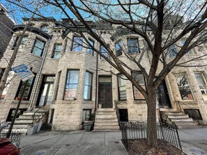 Exterior - Spacious 5-bdrm house w/ WiFi, AC, and Laundry in charming MT. Vernon Baltimore (Baltimore)