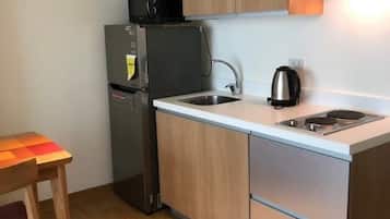 奢华客房, 阳台, 城市景观 | 私人厨房 | 冰箱、微波炉、炉灶、厨具/餐具