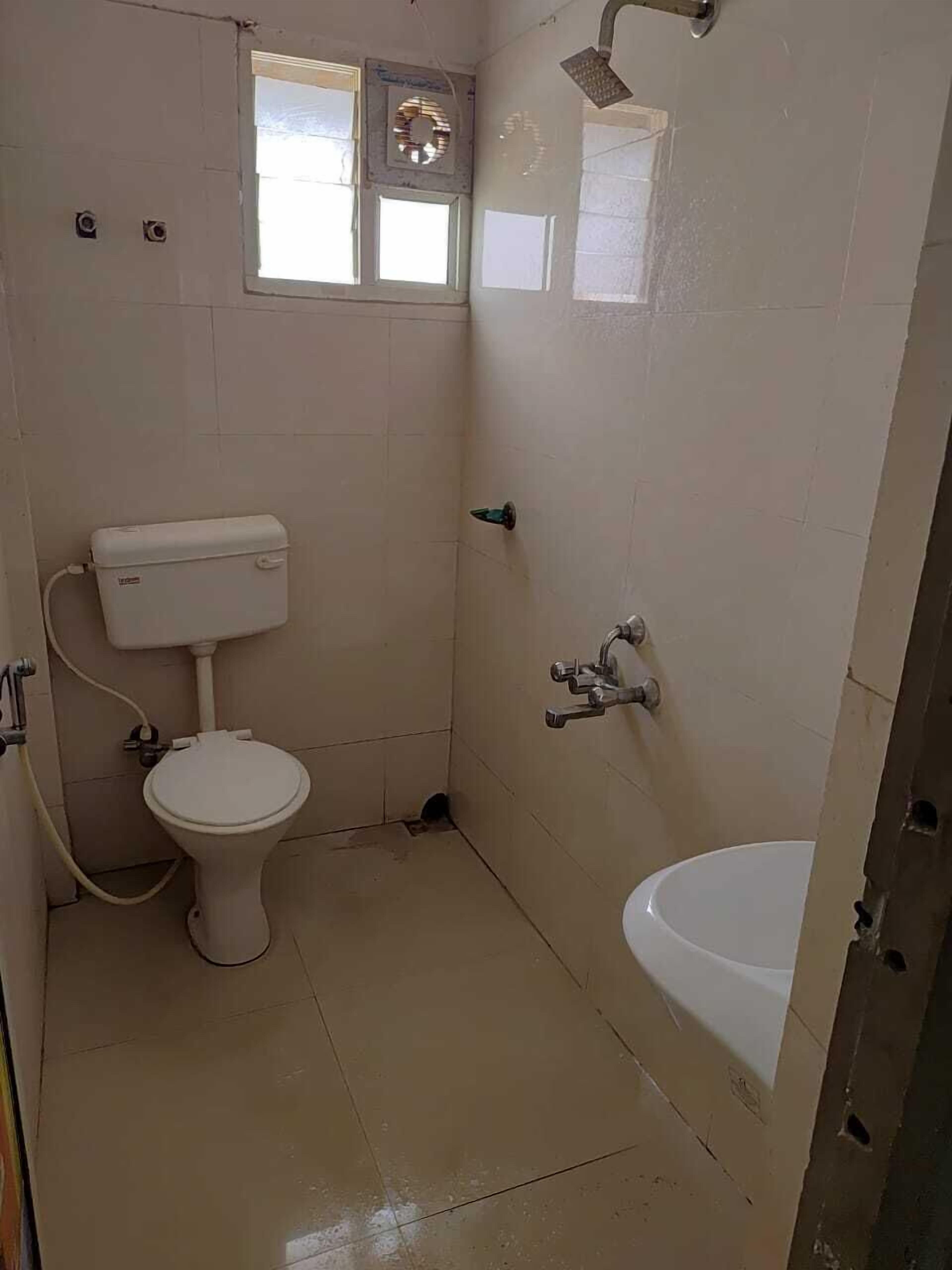 Douche, douche hydromassante, serviettes fournies, papier toilette