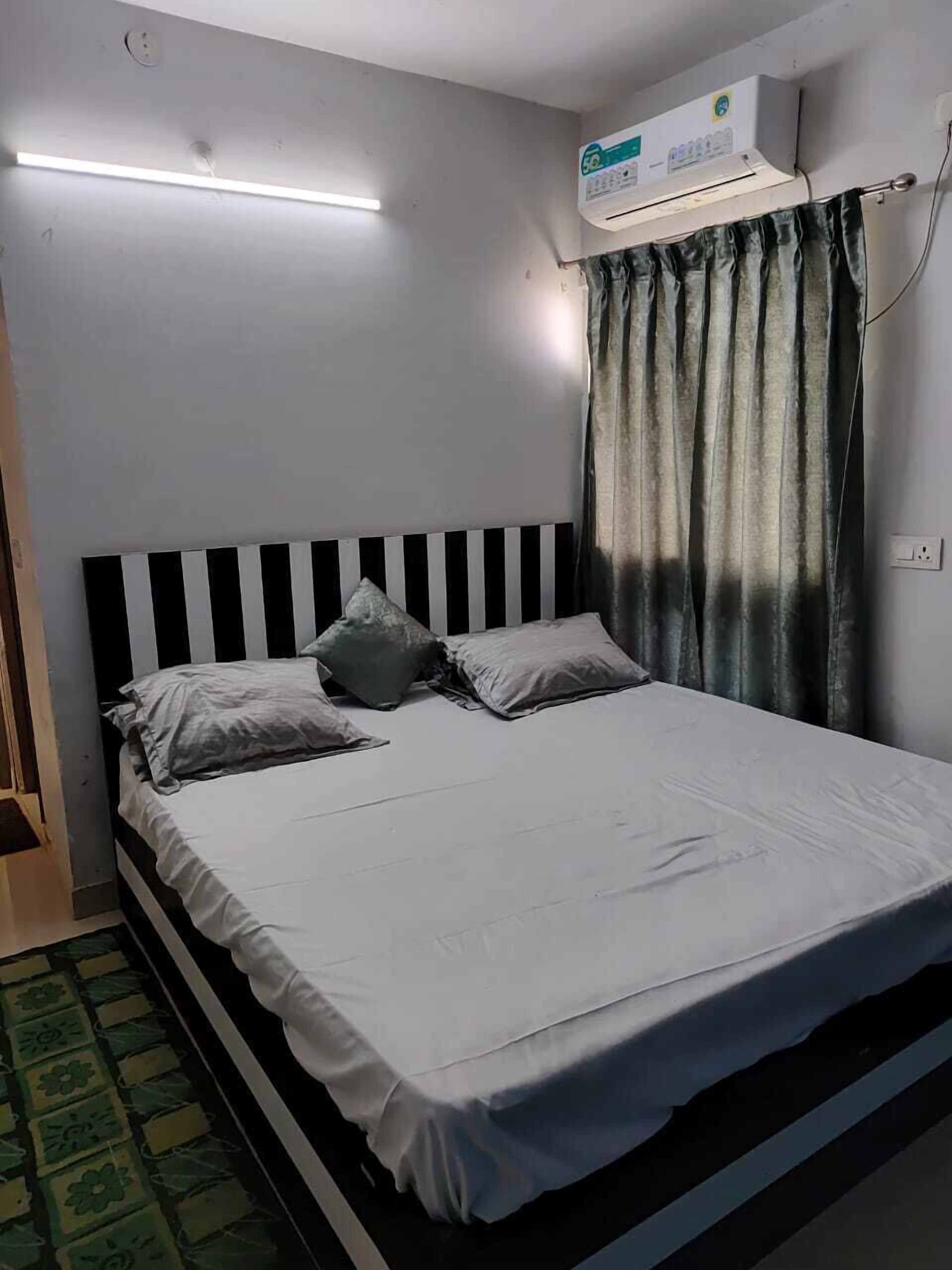 Comfort kamer | Luxe beddengoed, bedden met traagschuimmatrassen, een bureau