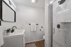 Hair dryer, towels - Modern and Quiet 1 Bedroom Apt in Gibsonia/Pittsburgh (Bakerstown)
