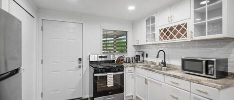 Refrigerador, microondas, horno, placa de cocina