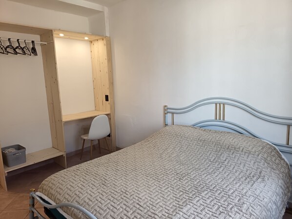 A bedroom with a bed, a desk, and a chair. - Julian Sardigliano, a quiet town nestled in the natural beauty of Piedmont. (Sardigliano)