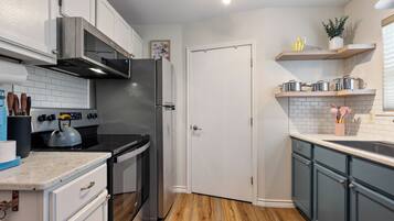 Microondas, horno, parrilla de estufa y lavavajillas