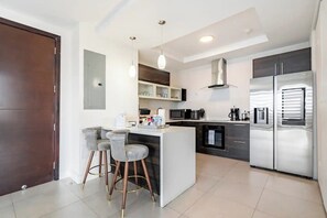 Een microgolfoven, een oven, een kookplaat