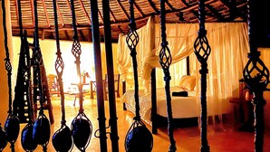 Una habitación con una cama, una silla y una mesa.