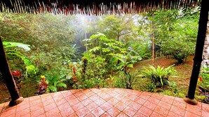 Un jardín en terrazas con vegetación exuberante y suelo de baldosas.