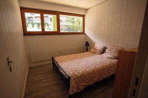 1 bedroom, iron/ironing board, travel crib - 4-person apartment with balcony and beautiful view (Mont-Dore)