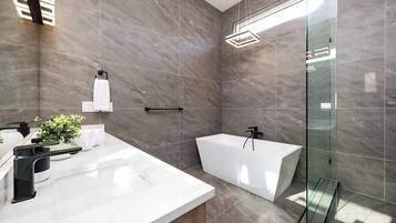 Dusche, Haartrockner, Handtücher, Seife