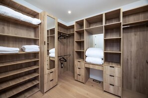 5 quartos, ferros/tábuas de passar roupa, Wi-Fi, roupa de cama