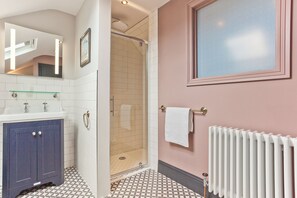 Douche, sèche-cheveux, serviettes fournies, savon