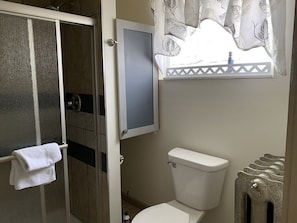 Douche, serviettes fournies, savon, papier toilette