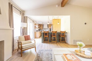 TV connectée, cheminée, livres