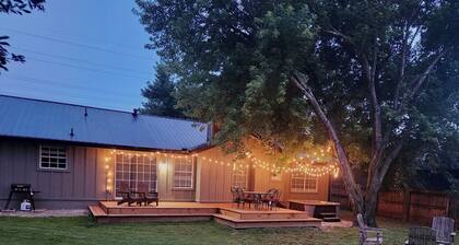 Downtown Bentonville Retreat-Hot Tub & Bike Trails