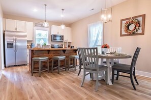Dining - Wilmington Pet Friendly Private Cottage Minutes to Downtown and ILM  (Wilmington)