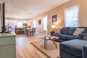 Smart TV, books - Cozy Beach Cottage Minutes to Downtown and ILM - Pet Friendly! Fenced Backyard! (Wilmington)