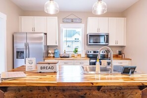 Fridge, microwave, oven, stovetop - Wilmington Pet Friendly Private Cottage Minutes to Downtown and ILM  (Wilmington)