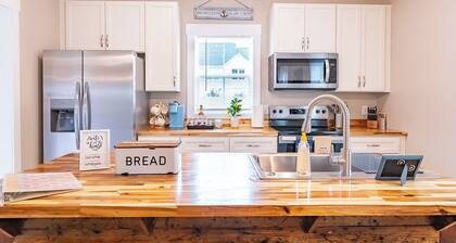 Pet Friendly! Cozy Beach Cottage Minutes to Downtown and ILM-Fenced Backyard!