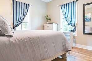 2 bedrooms, desk, iron/ironing board, travel cot - Wilmington Pet Friendly Private Cottage Minutes to Downtown and ILM  (Wilmington)