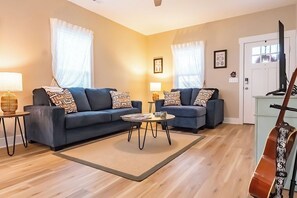 Smart TV, books - Wilmington Pet Friendly Private Cottage Minutes to Downtown and ILM  (Wilmington)